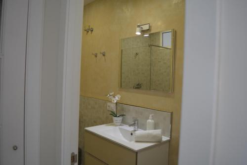 a bathroom with a sink and a mirror at Casita de María in El Puerto de Santa María