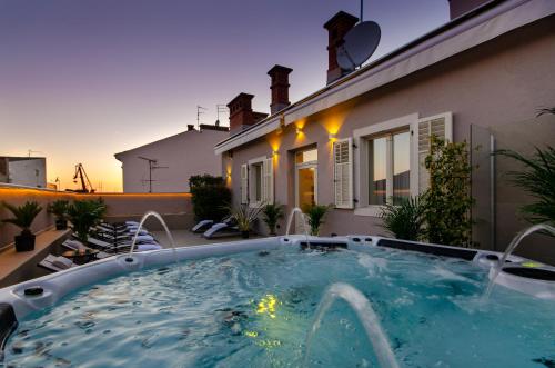 un bain à remous sur la terrasse d'une maison dans l'établissement Villa Brandestini, à Pula