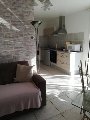 un salon avec un canapé et une cuisine dans l'établissement Vacances paradisiaques, à Savines