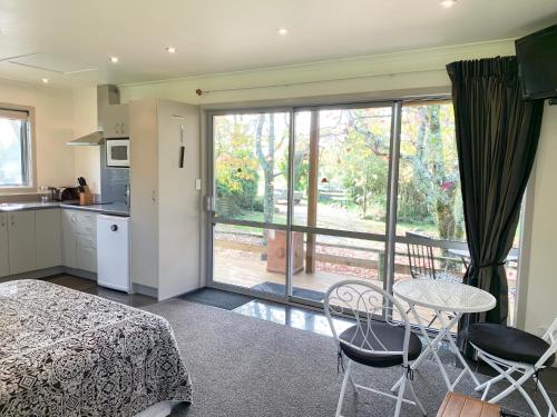 Η κουζίνα ή μικρή κουζίνα στο Mirror Creek Holiday Cottage