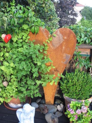 a garden with potted plants and other plants at Ferienwohnung Lienz Egger in Lienz