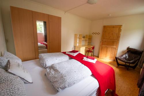 Postel nebo postele na pokoji v ubytování Saurbær Apartment