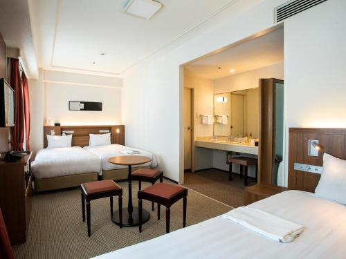 Кровать или кровати в номере Hotel New Hankyu Osaka Annex