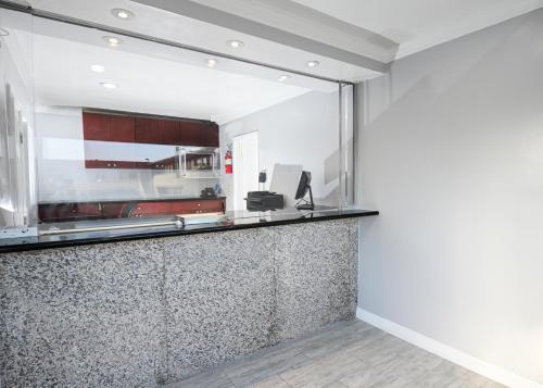 a kitchen with a counter with a mirror at Sea Rock Inn - Long Beach in Long Beach