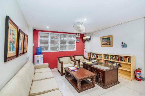een woonkamer met een bank en een tafel bij RedDoorz near Cebu Metropolitan Cathedral in Cebu City