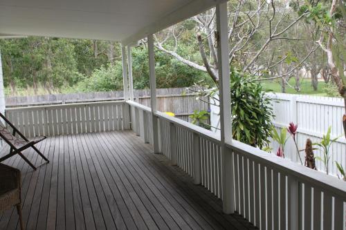 A balcony or terrace at Byron Bay Accom 77 Butler Street, Byron Bay - Lantana Beach House