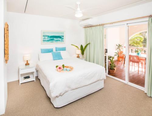 12 The Islander Resort في بوينت لوكاوت: غرفة نوم بها سرير مع دميتين عليها