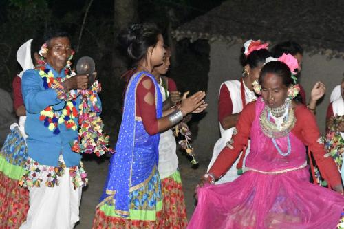 Entretenimiento nocturno para los huéspedes de Bardia Wildlife Resort