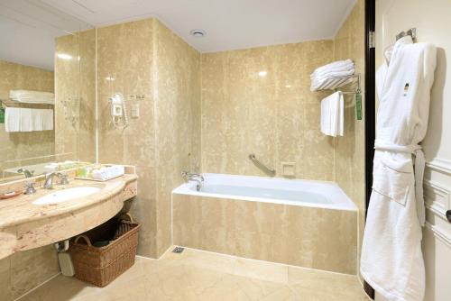 Koupelna v ubytování Le Midi Hotel Chitou