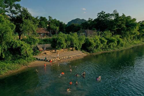un grupo de personas nadando en un río en Village House en Phong Nha