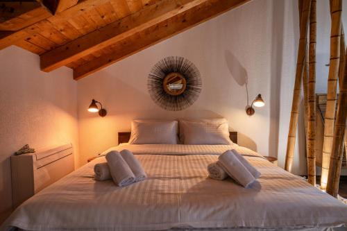 una camera da letto con un letto con due cuscini sopra di Nomad Luxury Villa a Vodice