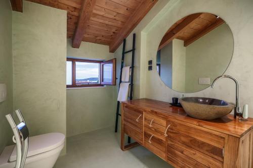 un bagno con lavandino, WC e specchio di Nomad Luxury Villa a Vodice