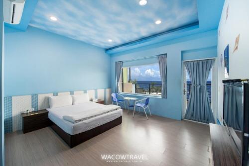 小琉球的住宿－夏之嶼海景包棟民宿，一间卧室设有一张床和一个大窗户