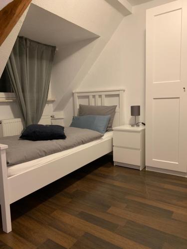מיטה או מיטות בחדר ב-Zum armen Mann