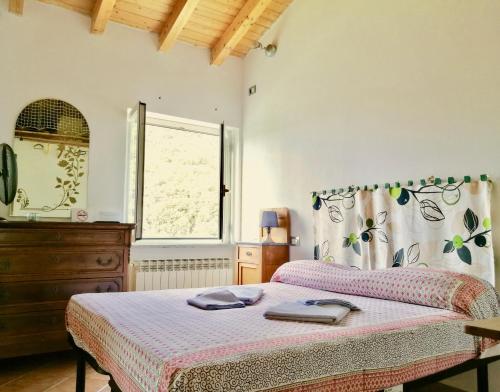 una camera da letto con un letto con due asciugamani sopra di B&B Quincas Berro d'Agua a Recco