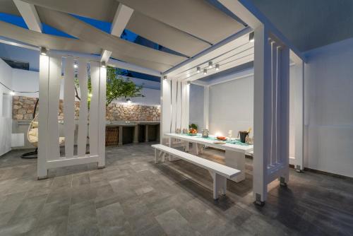 a room with a table and a bench in a room at Aurum in Kamari