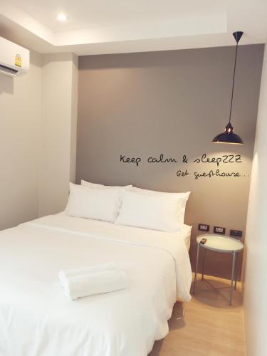 Postel nebo postele na pokoji v ubytování Get GuestHouse 2 ( Sangsri soi 4)