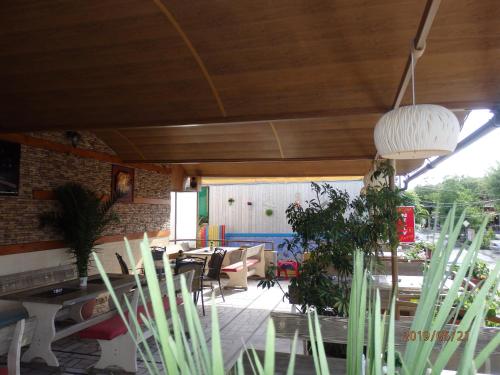 a living room with a table and chairs and a ceiling at Guest house Napoli in Ravda