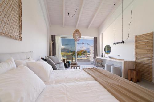 Un pat sau paturi într-o cameră la Alancia Suites
