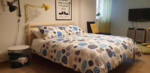 una camera con un letto e un piumone blu e bianco di Casa Riccardo Urban B&Bio a Castellana Grotte