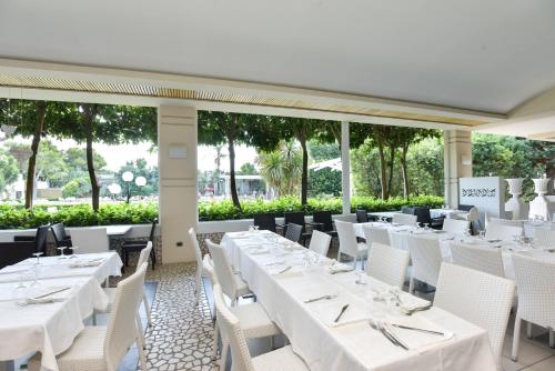 Un restaurante u otro lugar para comer en Hotel Club Astor