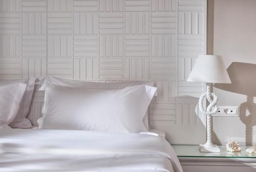 Katil atau katil-katil dalam bilik di Notos Heights Hotel & Suites