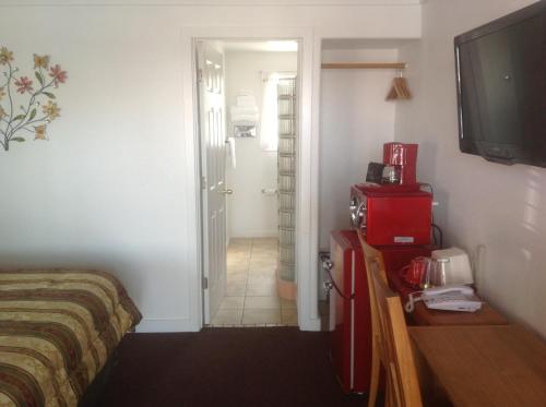 TV a/nebo společenská místnost v ubytování Holiday Motel Bend