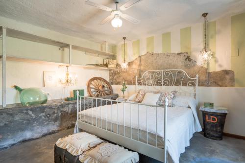 ein Schlafzimmer mit einem Metallbett in einem Zimmer in der Unterkunft B&B Rosso Baccara in Montevettolini