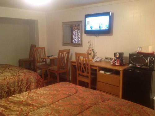 TV a/nebo společenská místnost v ubytování Holiday Motel Bend