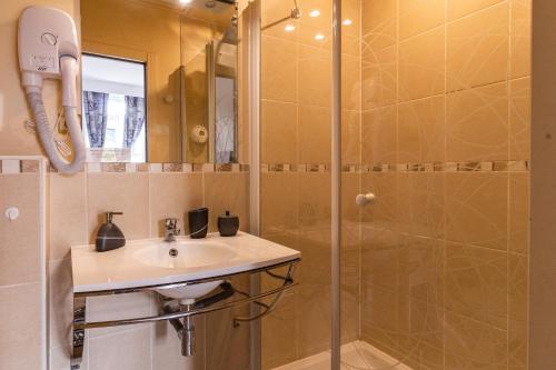 une salle de bain avec un lavabo et une douche dans l'établissement Cosy'Appart - LE BOUQUET, à Rouen