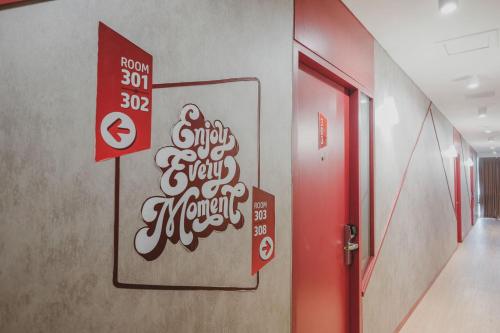 Certificat, récompense, panneau ou autre document affiché dans l'établissement RedDoorz Plus @ Thamrin