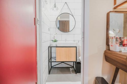 Salle de bains dans l'établissement RedDoorz Plus @ Thamrin