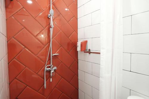 Salle de bains dans l'établissement RedDoorz Plus @ Thamrin