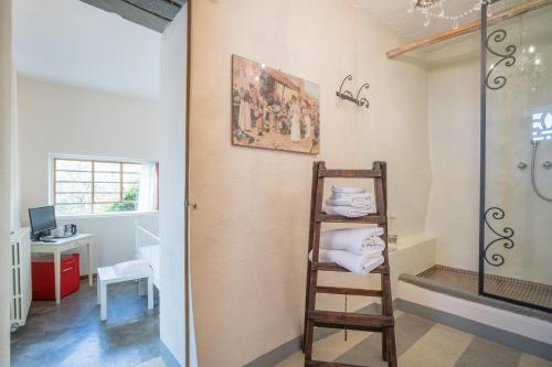 eine Handtuchleiter in einem Zimmer mit Bad in der Unterkunft B&B Rosso Baccara in Montevettolini