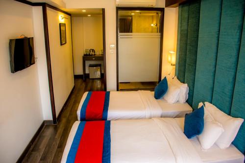 Una cama o camas en una habitación de M Hotel Thamel-Kathmandu