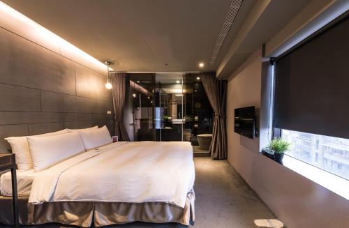 Un pat sau paturi într-o cameră la Vendome East Inn
