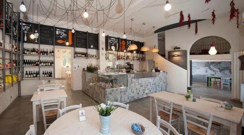een restaurant met tafels en stoelen en een bar bij La Boqueria in Bra