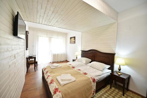 Un pat sau paturi într-o cameră la Pensiunea Castania - Pensiune cu piscina la munte