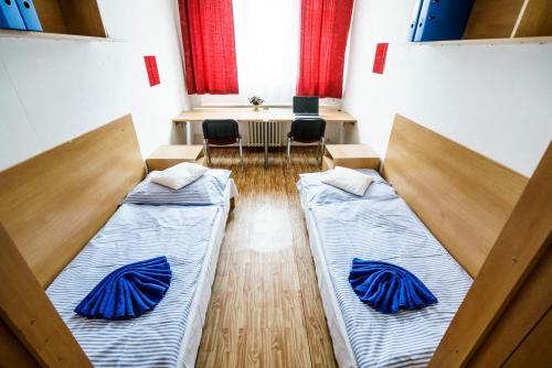 A bed or beds in a room at Hostel Sinkule