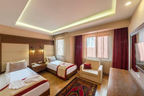 A bed or beds in a room at Lalinn Hotel