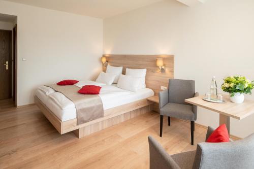 sypialnia z łóżkiem, stołem i biurkiem w obiekcie Gästehaus Sanssouci w mieście Bad Wildungen