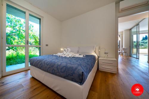 una camera con un letto e una grande finestra di PARADISE LUXURY TERRACE a Portovenere