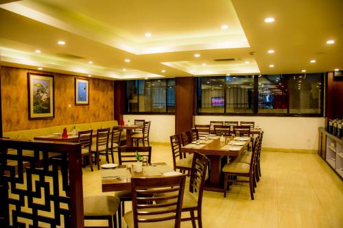 Un restaurante u otro lugar para comer en M Hotel Thamel-Kathmandu