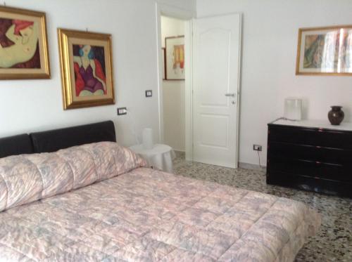 1 dormitorio con 1 cama, vestidor y puerta en Casa Lorusso, en Bari