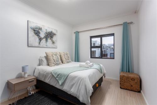 1 dormitorio con cama y ventana en 209 Azure en Big Bay
