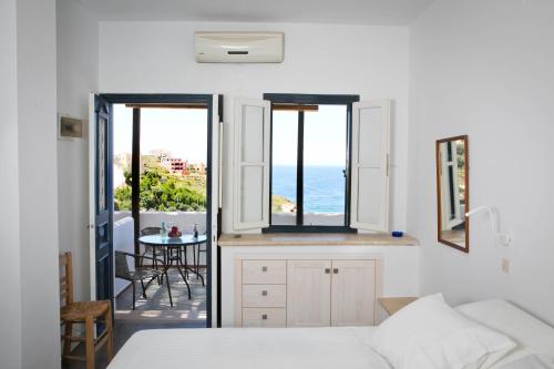 Кровать или кровати в номере Blue Dawn Kalymnos