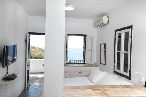 TV a/nebo společenská místnost v ubytování Blue Dawn Kalymnos