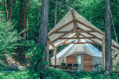 namiot w środku lasu w obiekcie Retreat Camp Mahoroba w mieście Fujikawaguchiko