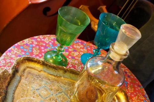 Quintigny的住宿－La Roulotte de Sandor，一张桌子,上面有两杯眼镜和两瓶