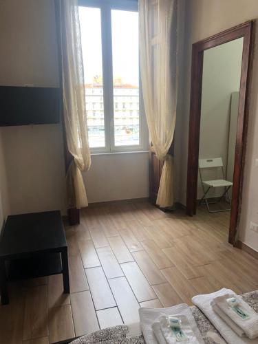 una stanza con due letti e una grande finestra di La Casa Di Fafa a Napoli